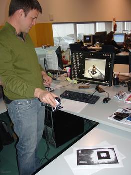 Un informático de GPM muestra la tecnología de realidad aumentada.