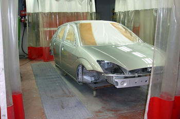 Otra de las aplicaciones es la fabricación de interiores y exteriores de vehículos.