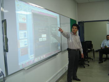 Un estudiante expone la aplicación para Android desarrollada.