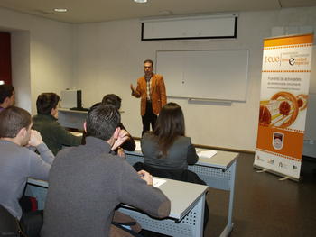 Miguel Ángel Salinero explica el programa de prototipos.