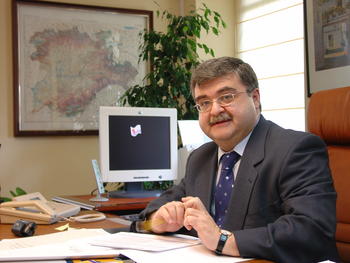Juan Casado en su despacho de la Consejería de Economía