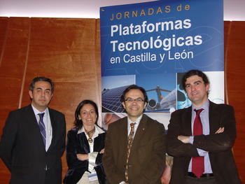 De izq a dcha: el vicepresidente segundo de la Fundación Adeuropa, la gestora de la Plataforma Tecnológica Española de Medicamentos Innovadores, Amelia Martín, el coordinador de la Plataforma de Nanomedicina, y el jefe de la División de I+D+i de Adeu