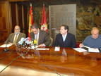 En el centro, el vicealcalde del Ayuntamiento de León, Javier Chamorro, y el doctor García Porrero, durante la presentación