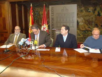 En el centro, el vicealcalde del Ayuntamiento de León, Javier Chamorro, y el doctor García Porrero, durante la presentación.