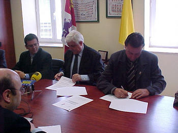 Momento de la firma del convenio (Foto:UCAV)