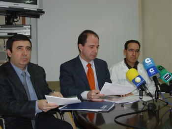 (De izda. a dcha.) Luis García, Luis Aguilera y Manuel Gómez, organizadores de las VIII Jornadas Medicina de Familia y Universidad