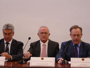 Sánchez-Terán junto al rector de la Universidad de Salamanca y el presidente de la Cámara Municipal de Guarda