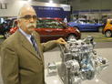 Santiago Acebo junto a uno de los motores diésel expuestos en el stand de Renault en la Feria de Muestras. 