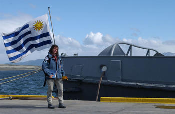 Carmen Domínguez junto al buque Vanguardia (Foto:USAL)