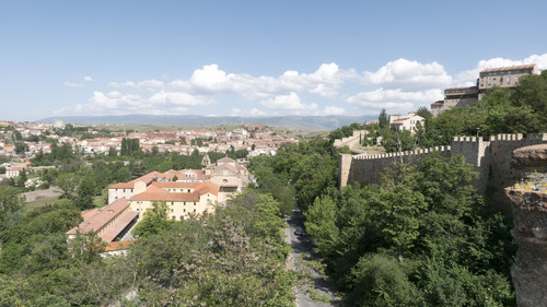 Imagen del Campus de Santa Cruz la real de Segovia, sede de IE University, a los pies de la muralla/ROBERTO ARRIBAS