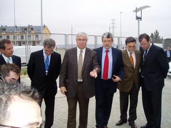 En el centro, el ministro de Industria, Joan Clos, a su llegada al centro de Telefónica junto a varias autoridades