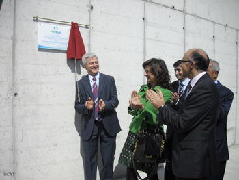 Tomás de la Fuente, Begoña Hernández y Ramiro Ruíz Medrano descubren la placa que conmemora la inauguración de la fábrica.