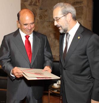 El presidente del Banco Santander, Emilio Botín, y el rector de la USAL, Daniel Hernández Ruipérez.