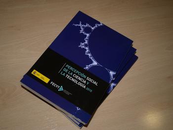 Ejemplares de 'Percepción social de la ciencia y la tecnología 2010'.