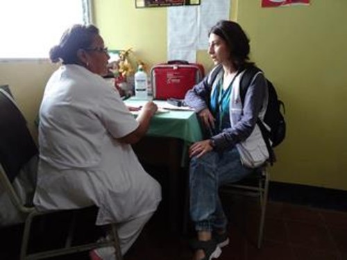 La enfermera María Gallardo con otra enfermera en el Hospital Yolanda Mayorga. FOTO: FUDEN