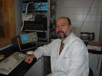 Miguel Merchán, director de Instituto de Neurociencias en su laboratorio
