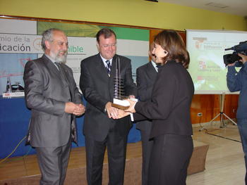 La autora del proyecto de las tres viviendas unifamiliares en Soto de Medianilla en Valladolid, María Jesús González, recoge su premio