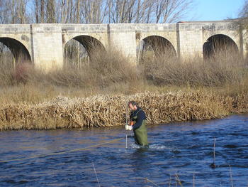 Un técnico de la CHD realiza mediciones en un río