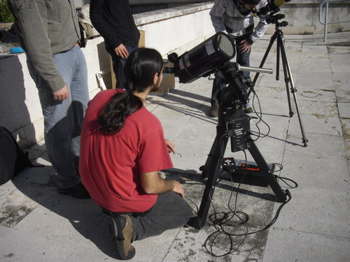 Un joven participa en las observaciones solares organizadas en el marco de la Semana de la Ciencia 2011.
