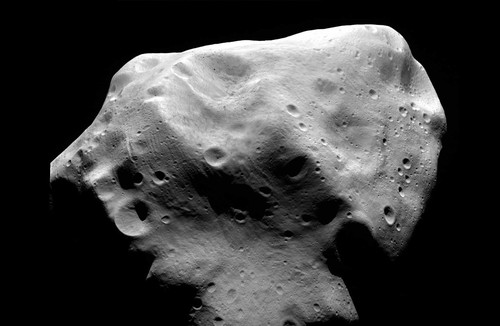 La superficie con cráteres del asteroide 21 Lutetia. / ESA.