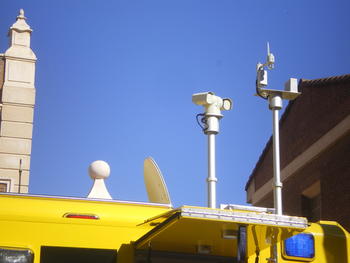 Detalle de la antena metereorológica y cámara infrarrojos que el puesto lleva instalado en el techo.