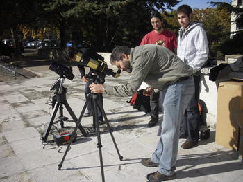 Varias personas participan en la observación solar diurna junto a la Facultad de Ciencias.