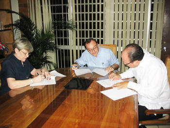 Firma de los dos proyectos para la UCA (Fotografía: UCA)