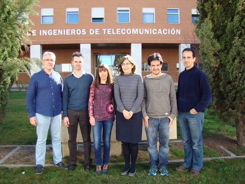 Miembros del Grupo de Modelado Multiescala de Materiales frente a la ETS de Ingenieros de Telecomunicación.