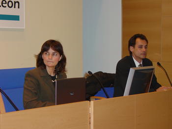 Clara Berbel junto al presidente de la Sociedad Castellano-Leonesa de Alergia, Juan Manuel Igea