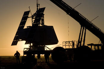 Amanecer tras la silueta del telescopio Sunrise momentos antes del lanzamiento del 3 de octubre de 2008.