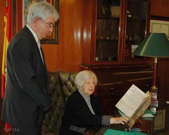 El rector de la Universidad de León, José Ángel Hermida, observa a la historiadora Concha Casado, que hojea el códice que lleva su apellido.