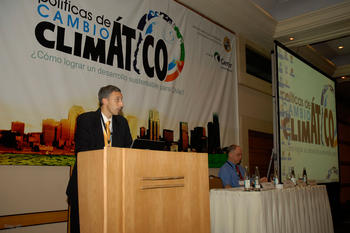 El profesor Enzo Sauma señaló que el ingreso de Chile a organismos internacionales hace altamente probable que Chile deba reducir de sus emisiones de gases efecto invernadero.