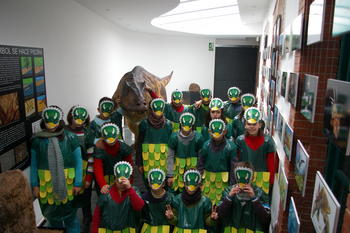 Varios escolares en una actividad del Museo de Dinosaurios.