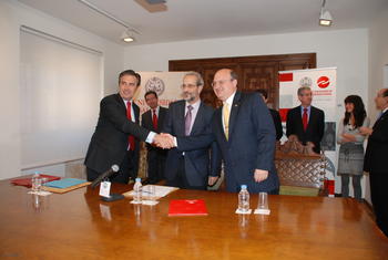 Firma del acuerdo entre el Grupo Tordesillas y Banco Santander en la Universidad de Salamanca. Foto: USAL.