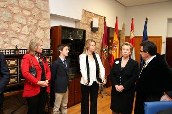 La familia de Félix Rodríguez de la Fuente charla con el rector de la Universidad de Burgos.