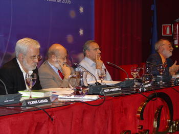 Miguel Ángel Quintanilla y Alfonso Guerra, en un momento de la conferencia organizada por la Fundación Sistema