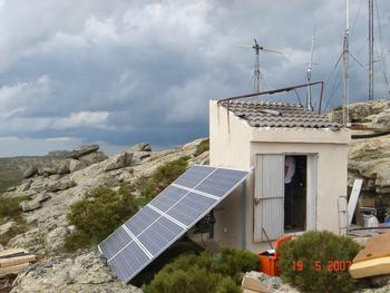 La instalación fotovoltaica se encuentra en el Pico Zapatero.