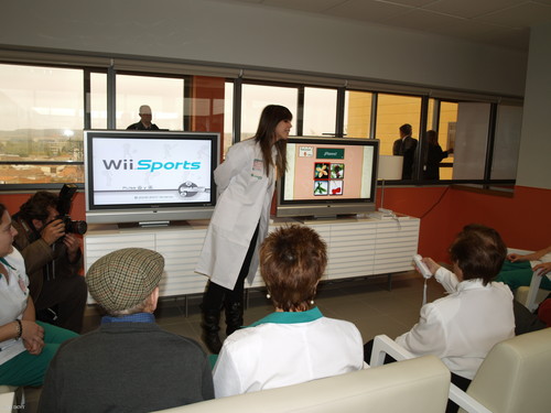 Pacientes del Centro de Alzheimer de Salamanca utilizan la consola Wii.