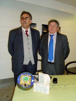 A la izquierda, el director del Inbiotec, Juan Franscisco Martín, junto al gerente de la Quesería Picos de Europa