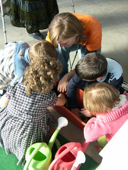 Niños plantando en un huerto escolar en la Feria Ecocultura de Zamora.