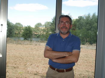 El investigador José Martínez, en su despacho del Ciale.