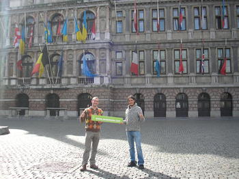Los dos socios de la empresa promocionan Erasmoos en Bruselas.