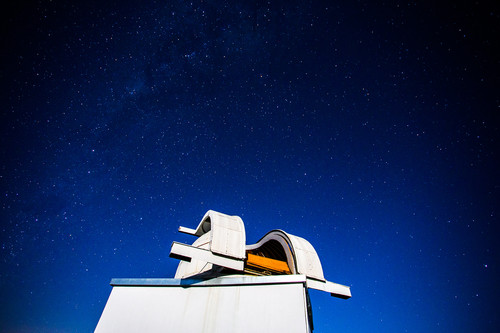Vista externa del telescopio manual Zeiss, con espejo colector de sólo 60 centímetros (fotos: Leandro Negro/ Agência FAPESP)