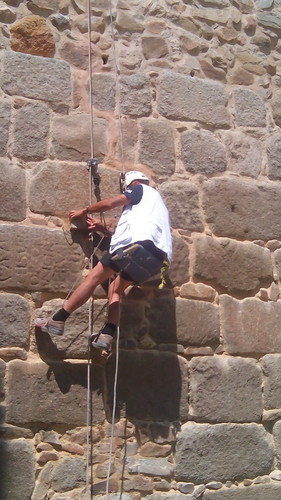 Técnico supervisando un sensor en la Muralla de Ávila. FOTO: FSMR