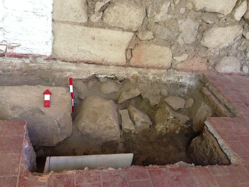 Parte de la excavación en la que se pueden apreciar los bolones cercados por un muro de piedras grandes, a pocos centímetros de la superficie.