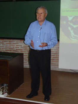 Miguel Fernández Braña durante su conferencia en la Facultad de Farmacia