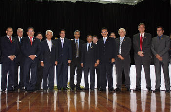 Miembros del Sistema Nacional de Investigación de Panamá en la categoría de investigador distinguido, acompañados por el presidente Martín Torrijos y el ministro Julio Escobar. (Foto: SENACYT)