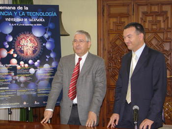 Arturo Pérez Eslava (izquierda) y Alfredo Mateos durante la presentación de la Semana de la Ciencia 2004