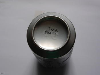 Etiqueta impresa en la parte inferior de una lata.