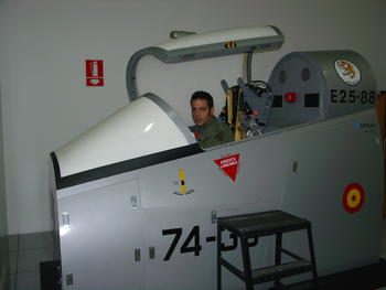 Piloto de la Báse Aérea de Matacán en el simulador E-25